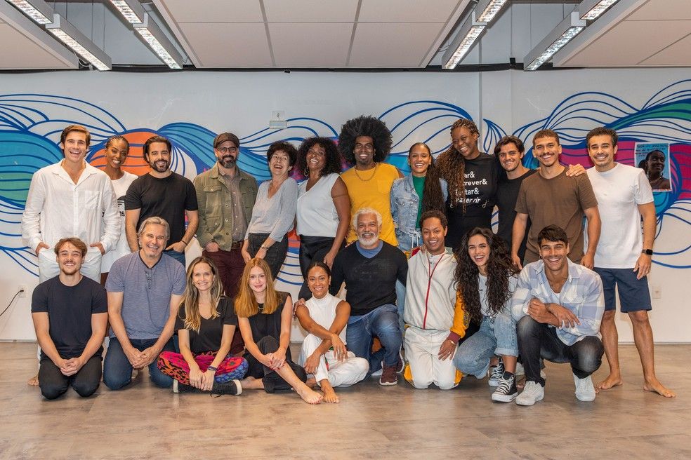 Elenco de Fuzuê, a nova novela das 7. Na foto estão Giovana Cordeiro, Marina Ruy Barbosa, Nicolas Prattes, Edson Celulari, Fernanda Rodrigues, Juliano Cazarré, Felipe Simas, Jessica Córes, Pedro Carvalho, Bia Montez, Walkiria Ribeiro, Guil Anacleto, Heslaine Vieira, Noemia Oliveira, Ruan Aguiar, Bruno de Mello, Danilo Maia, Cinnara Leal, Deo Garcez, Clayton Nascimento, Micael Borges — Foto: Fábio Rocha/Globo