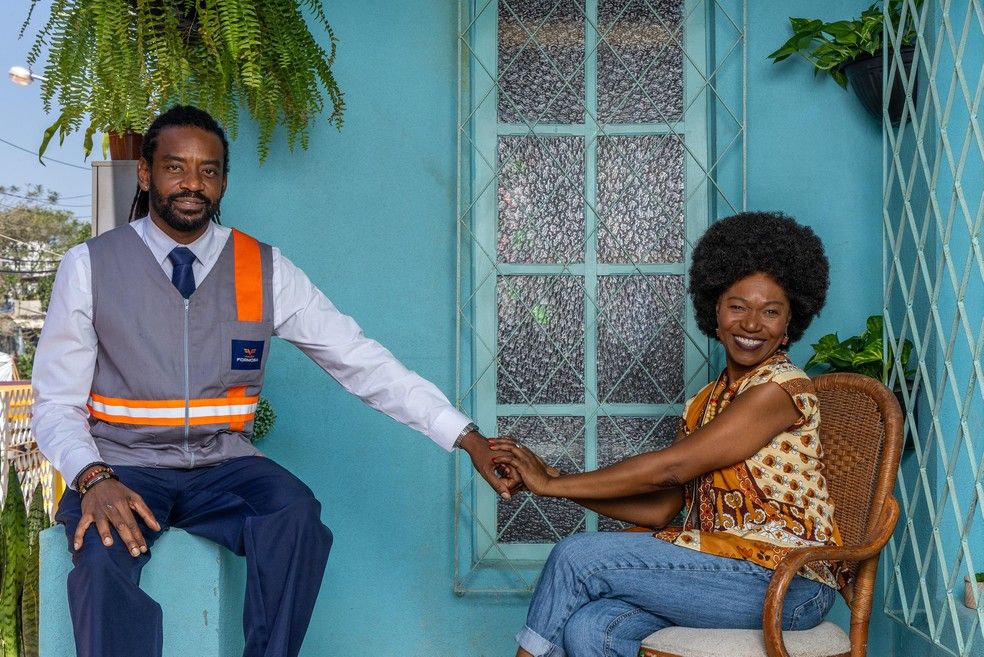 Jão (Fabrício Boliveira) e sua mãe Neuza (Valdinéia Soriano). Foto: Globo