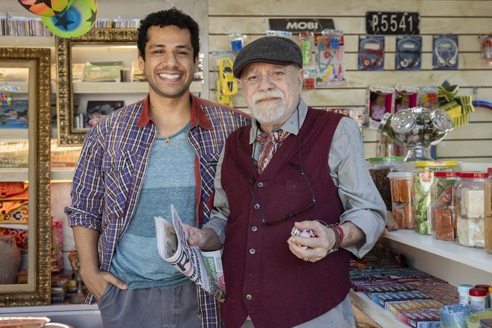 Chico (Amaury Lorenzo) e Seu Moreira (Tonico Pereira) — Foto: Globo