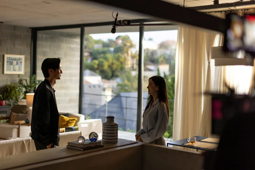 Sharon Cho e Raphael Chung durante a gravação de “Tudo Sob Controle”