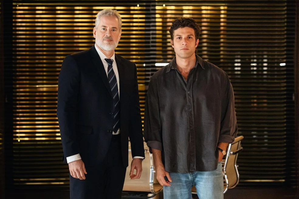 Ademir (Dan Stulbach) e Pedro (Chay Suede). Foto: Globo/ Manoella Mello