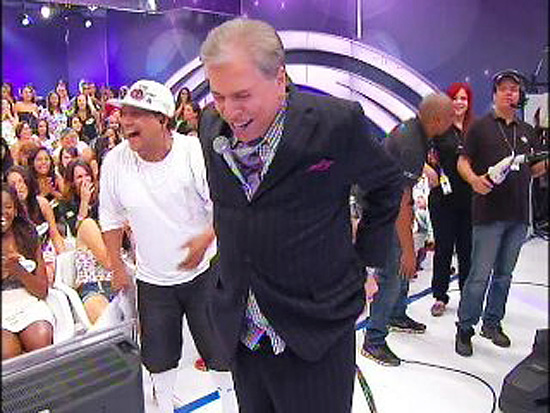 Mico: Calça de Silvio Santos cai durante gravação de programa