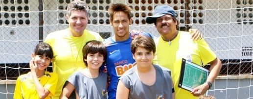 Empolgado com a criançada, Neymar grava participação em Carrossel