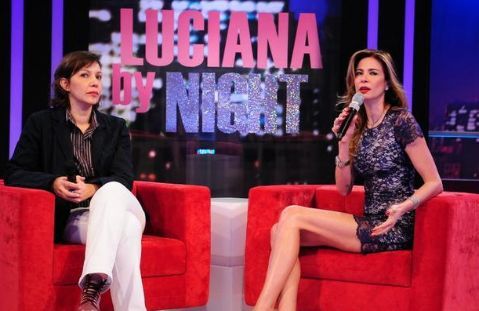 Em coletiva, RedeTV! apresenta o programa "Luciana By Night"