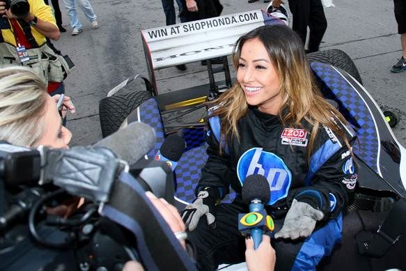 Sabrina Sato visita boxes e anda na pista da Indy