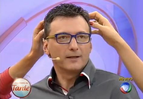 Britto Jr. aparece cabeludo no "Programa da Tarde"