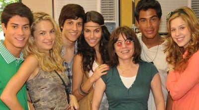 Margareth Boury e o elenco de Rebelde Brasil